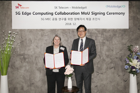 SK텔레콤은 도이치텔레콤의 자회사인 MobiledgeX(모바일엣지엑스)와 '모바일 엣지 컴퓨팅 기술 협업을 위한 업무협약(MoU)'을 체결했다고 13일 밝혔다. 경기도 성남 SK텔레콤 분당사옥에서 박종관 SK텔레콤 네트워크기술원장(오른쪽)과 레아 마허 MobiledgeX 최고운영책임자가 기념사진 촬영을 하고 있는 모습. SK텔레콤 제공